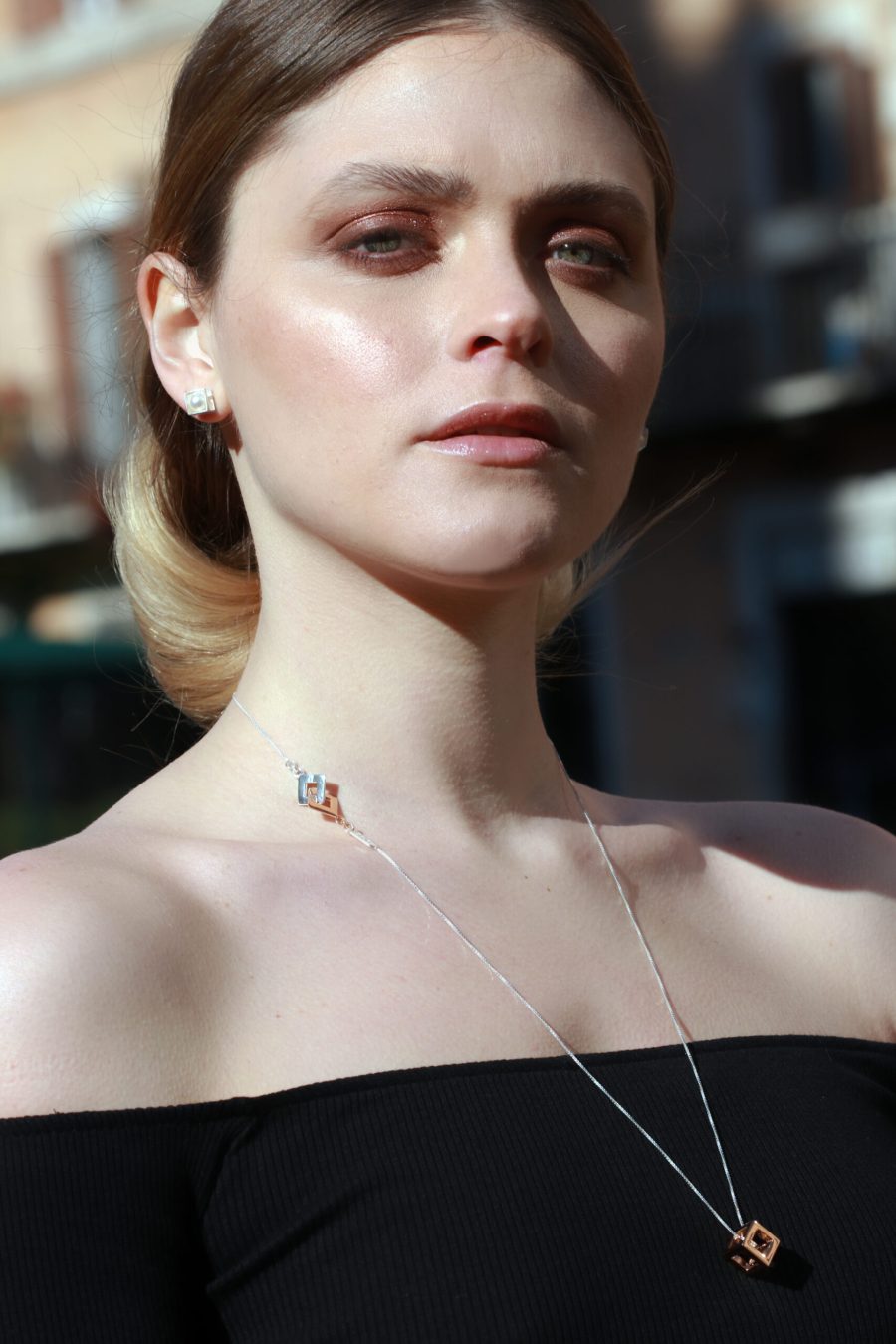 Indossato orecchini Nara e ciondolo cubo