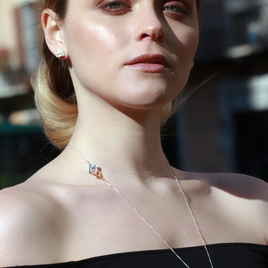 Indossato orecchini Nara e ciondolo cubo