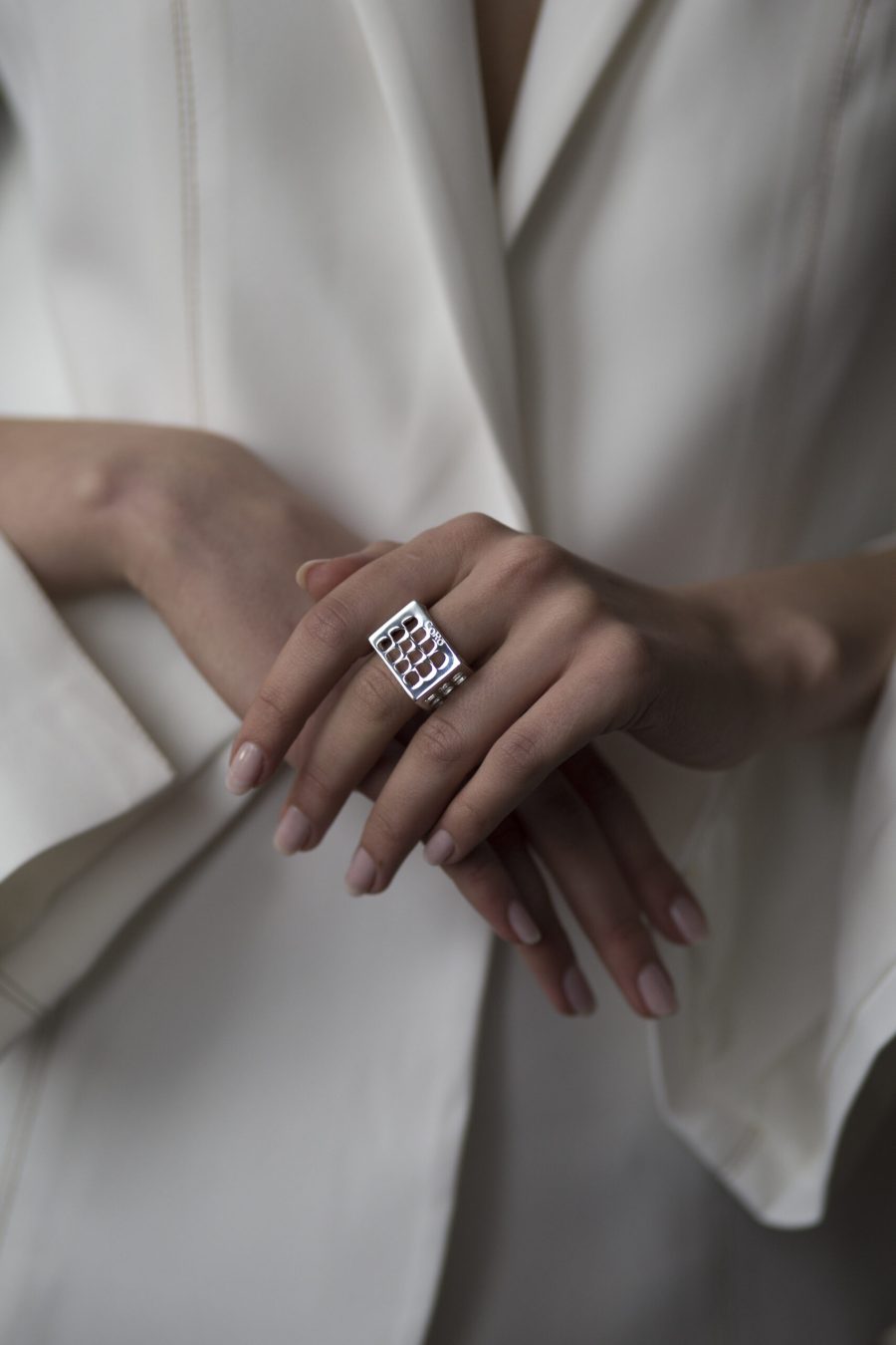 Anello Colosseo Quadrato argento indossato 1