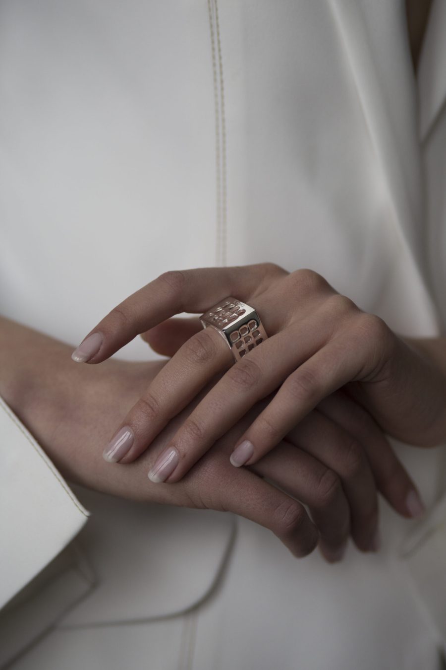 Anello Colosseo Quadrato argento indossato 2