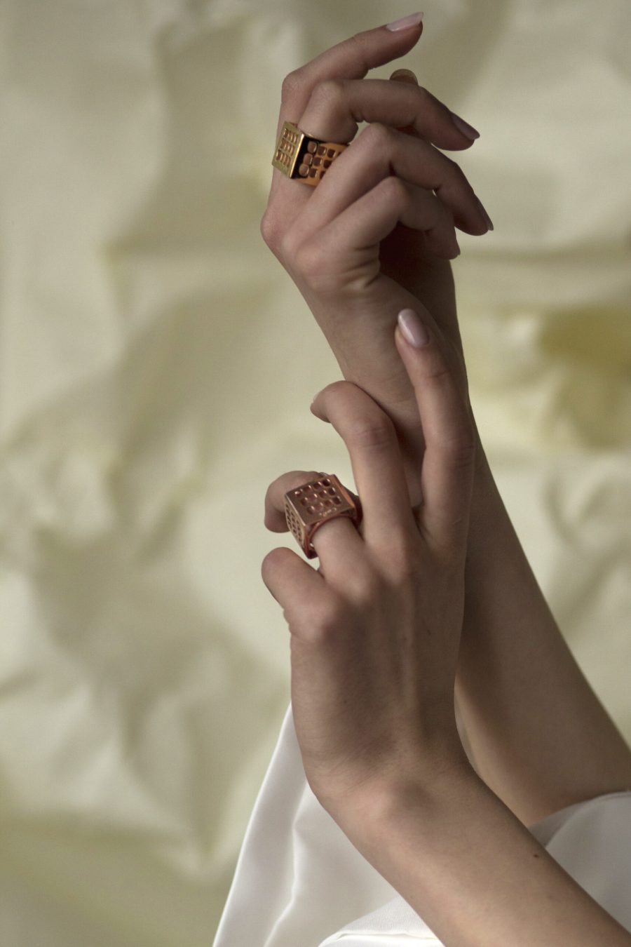 Anello Colosseo Quadrato indossato oro e rosa