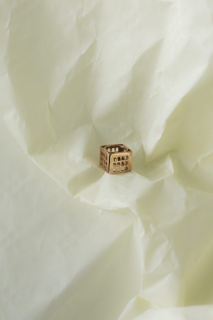 Anello Colosseo quadrato oro still ambientato