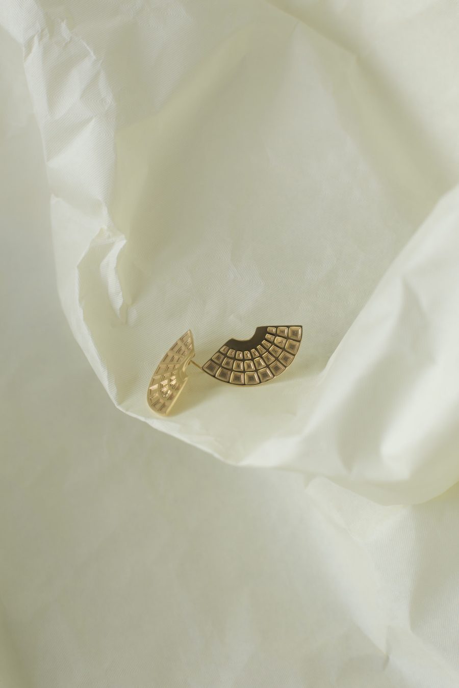 Orecchini Pantheon Oro Still ambientato