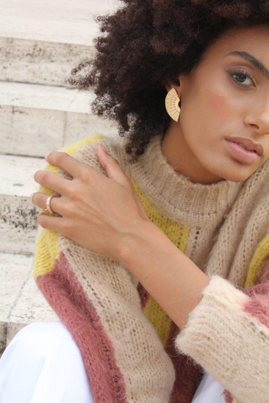 Orecchini Pantheon indossati oro