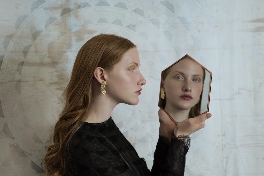 Orecchini pantheon indossati oro Chris