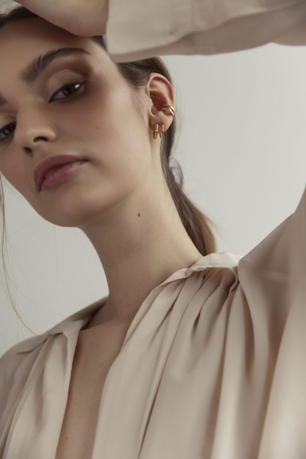 Indossato cerchietti Staircase e monorecchino palazzo piccolo oro (2)