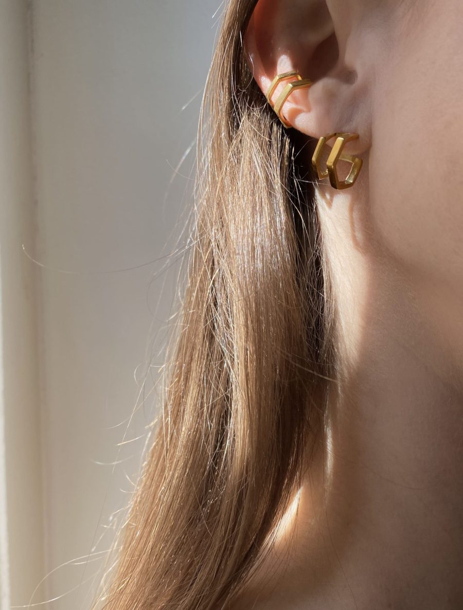 Indossato orecchini e mono palazzo oro