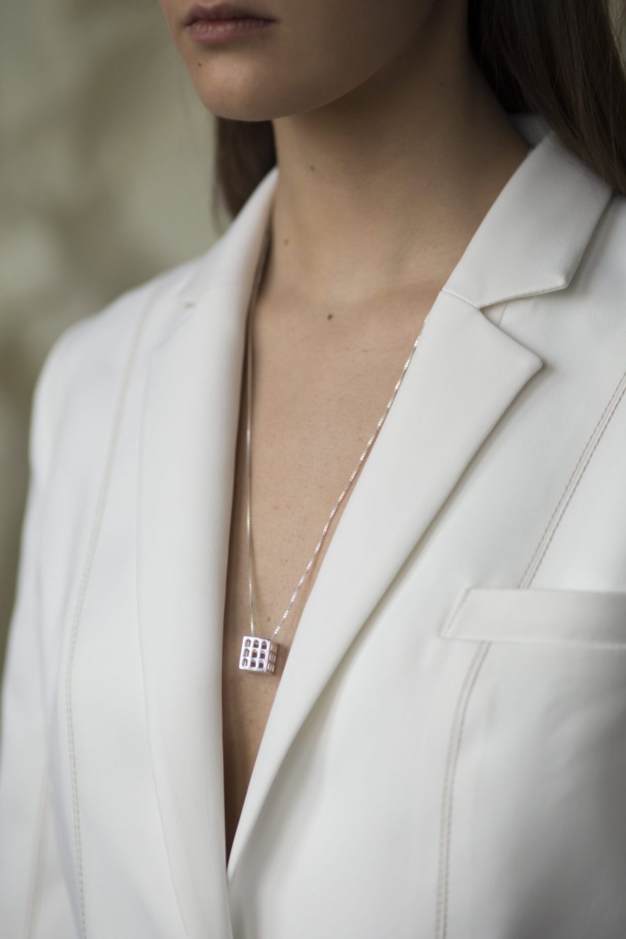 Ciondolo Colosseo quadrato indossato argento