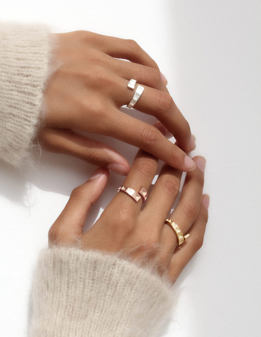 Anello pantheon indossato rosa