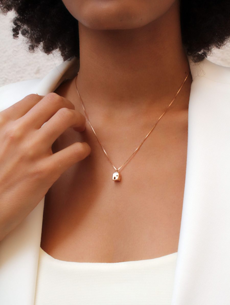 Indossato ciondolo little positano rosa