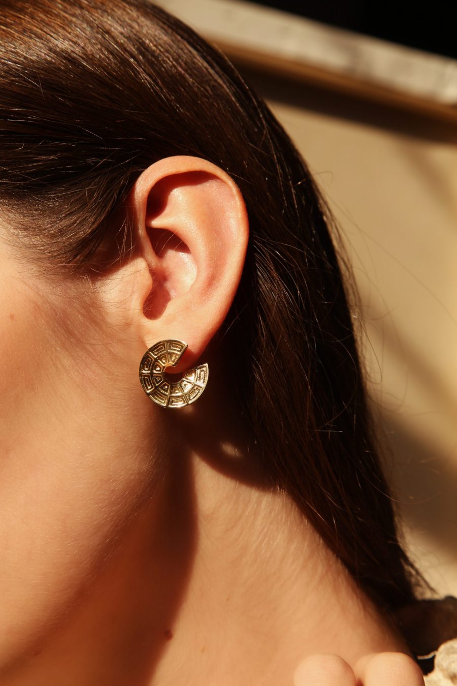 Orecchini Pantheon dome oro indossati