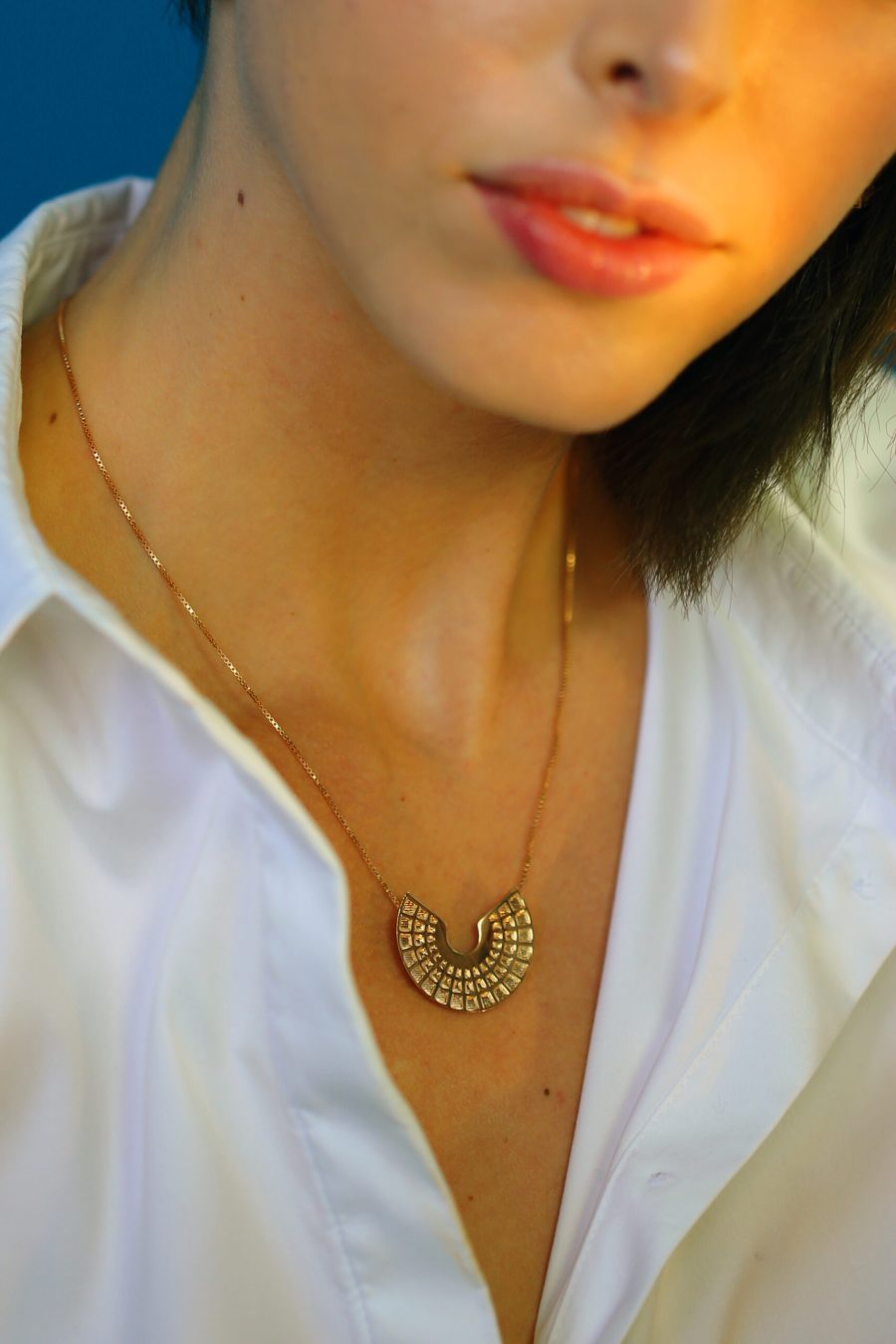 Ciondolo Pantheon indossato oro