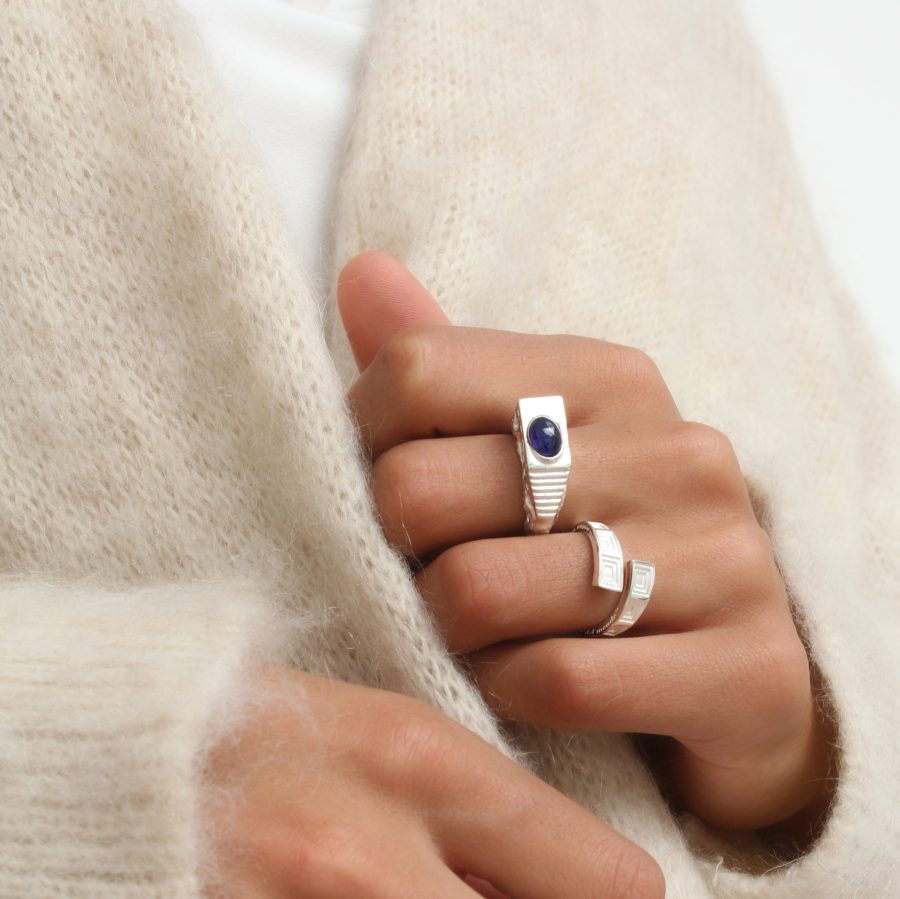 Indossato anello Malaparte arg e iolite 2-min