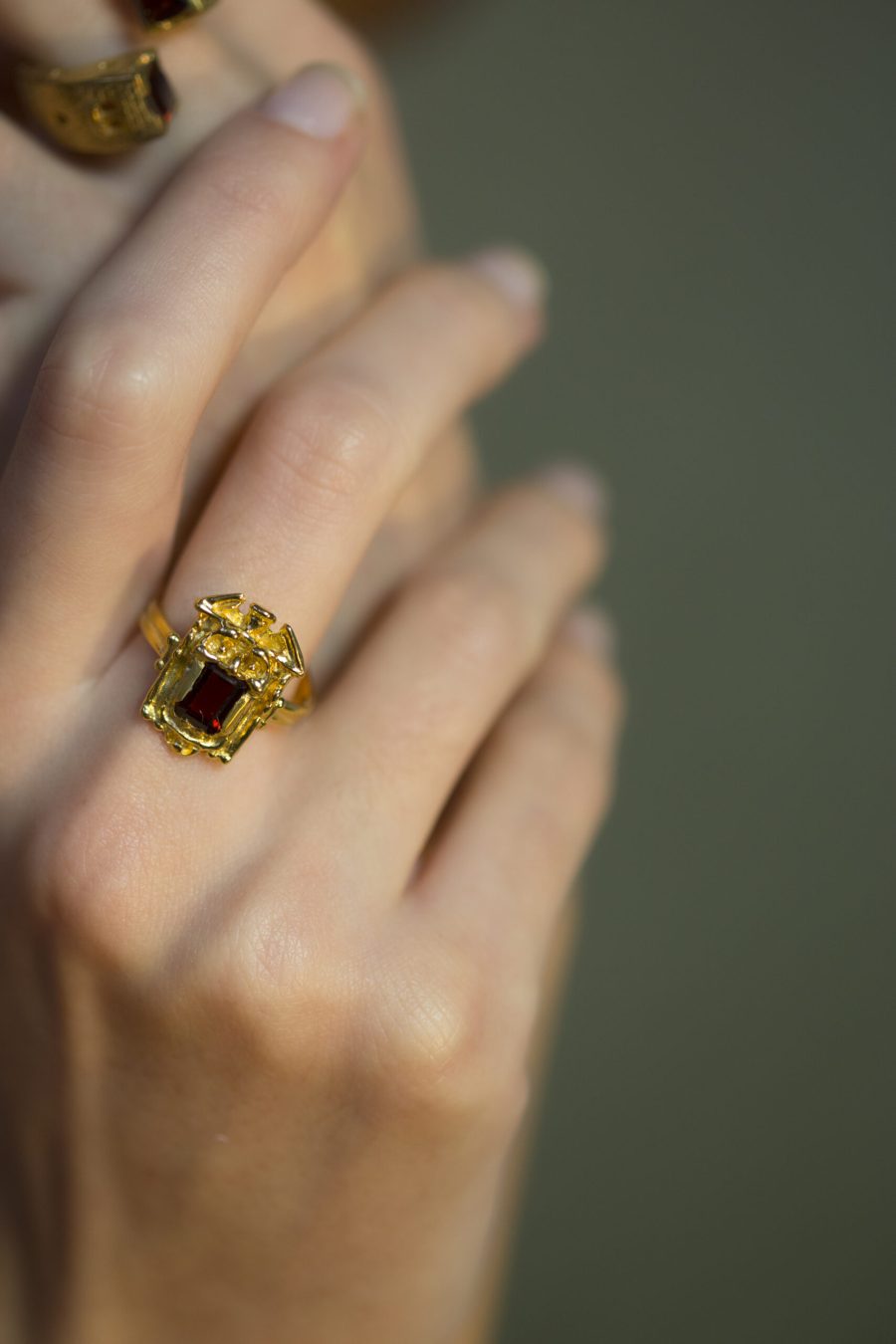 indossato anello Zuccari ORO e granati