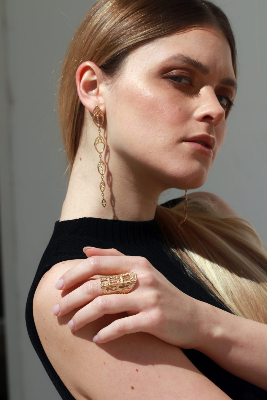 indossato anello palagio e orecchini finestra lunghi