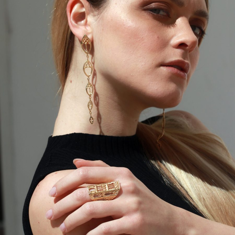 indossato anello palagio e orecchini finestra lunghi