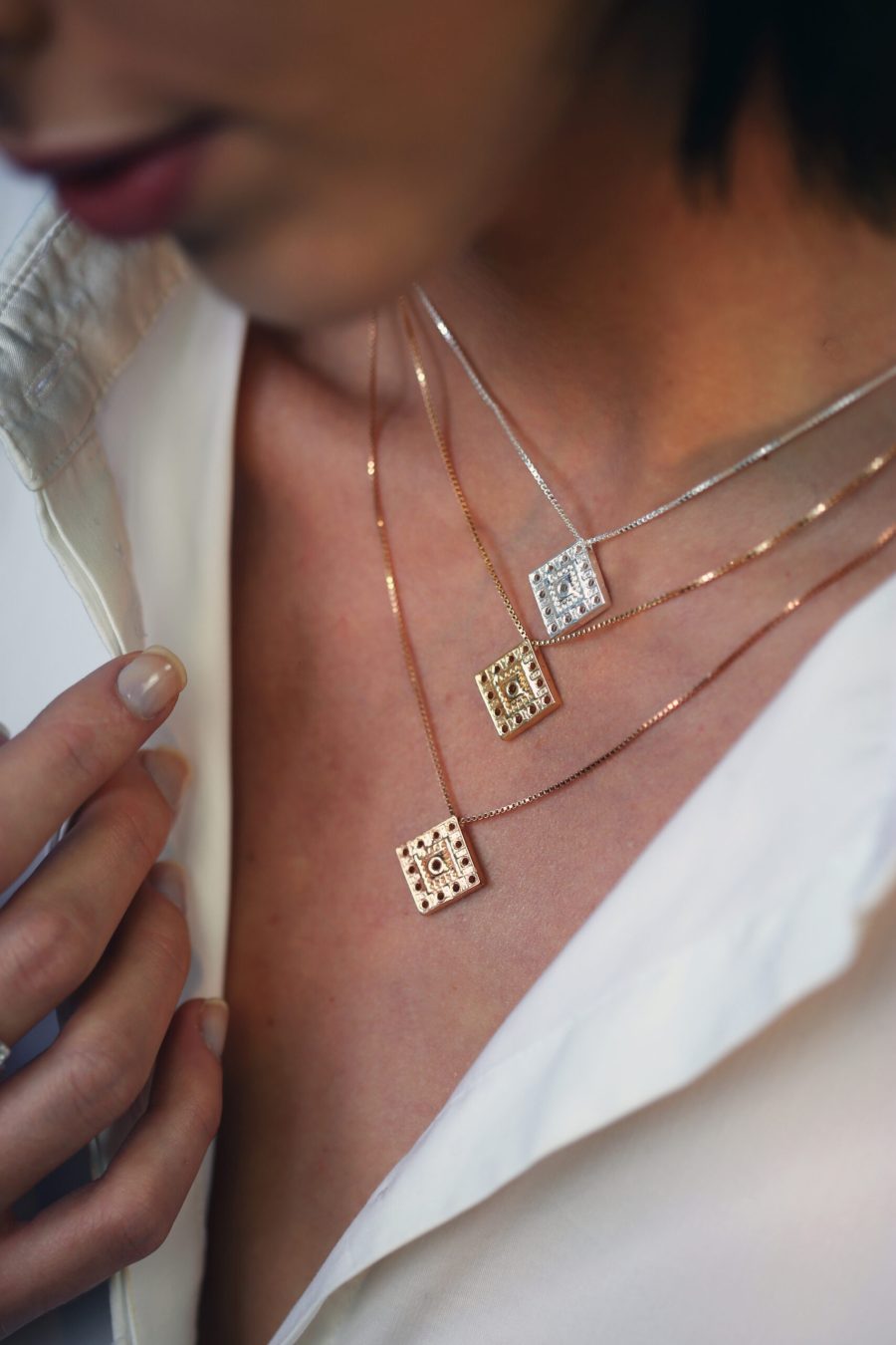 Ciondolo tre colori indossato