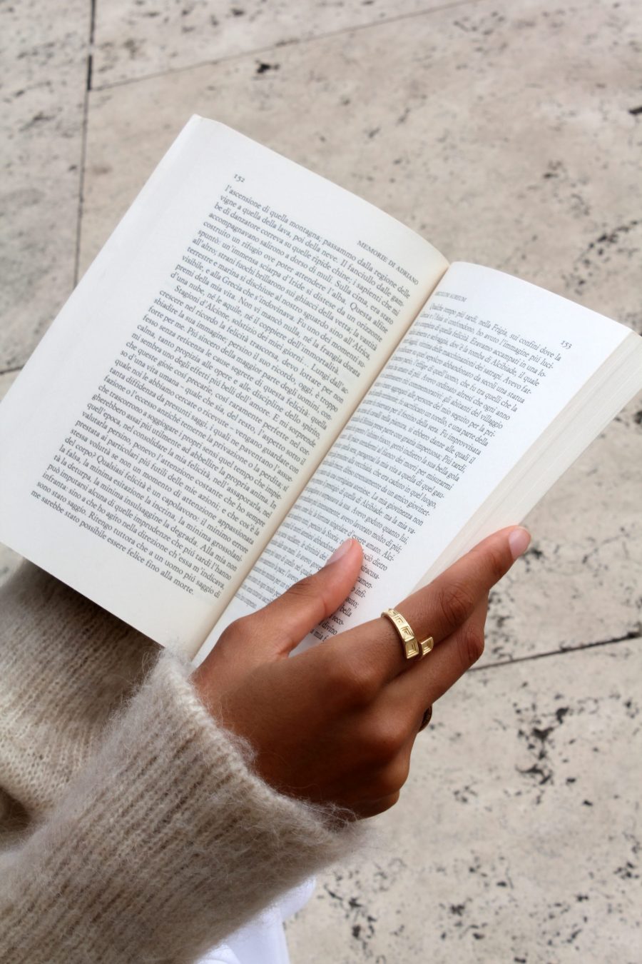 Anello pantheon oro indossato