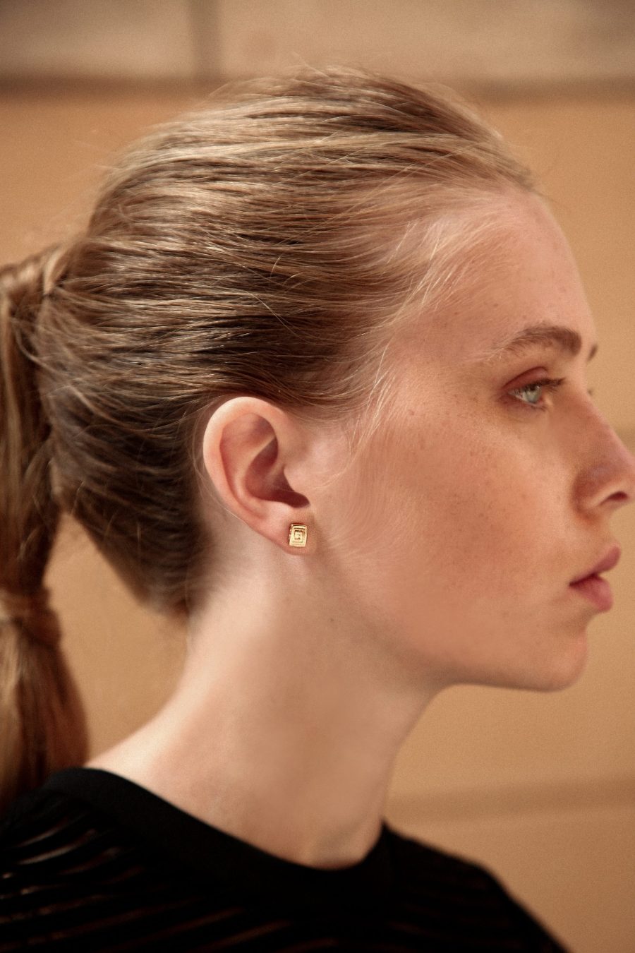 Orecchini little Pantheon oro indossati 2