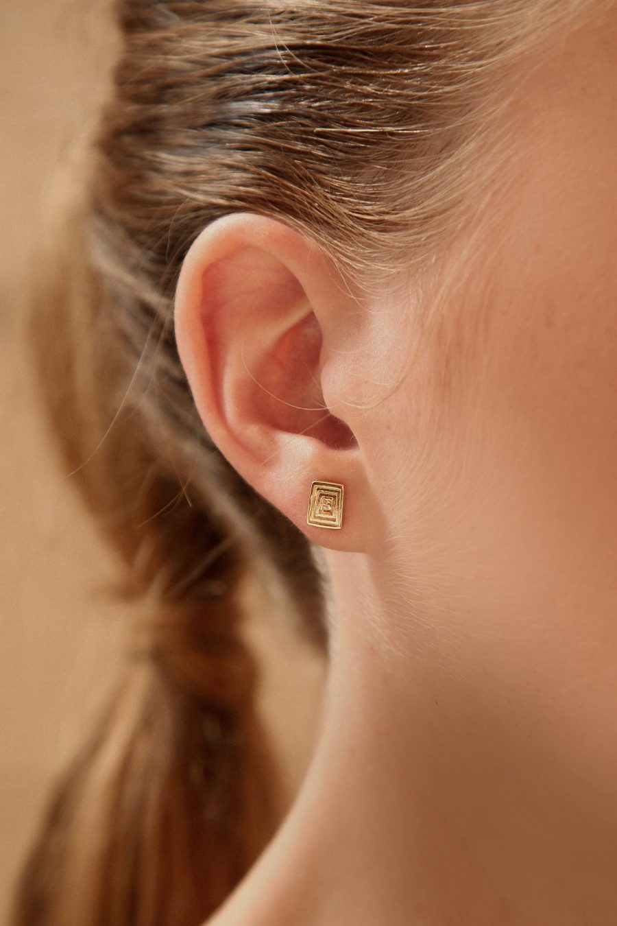Orecchini little Pantheon oro indossati