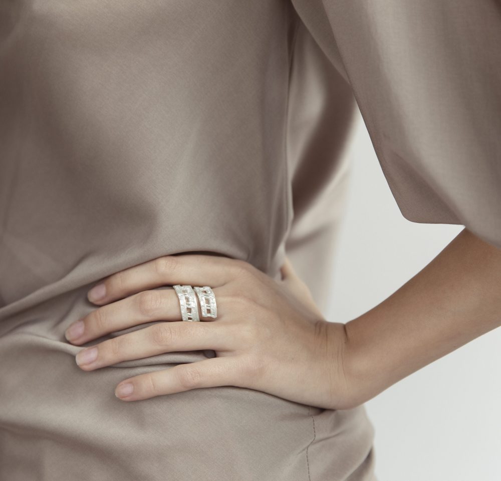 Anello Contrarie Barberini indossato argento