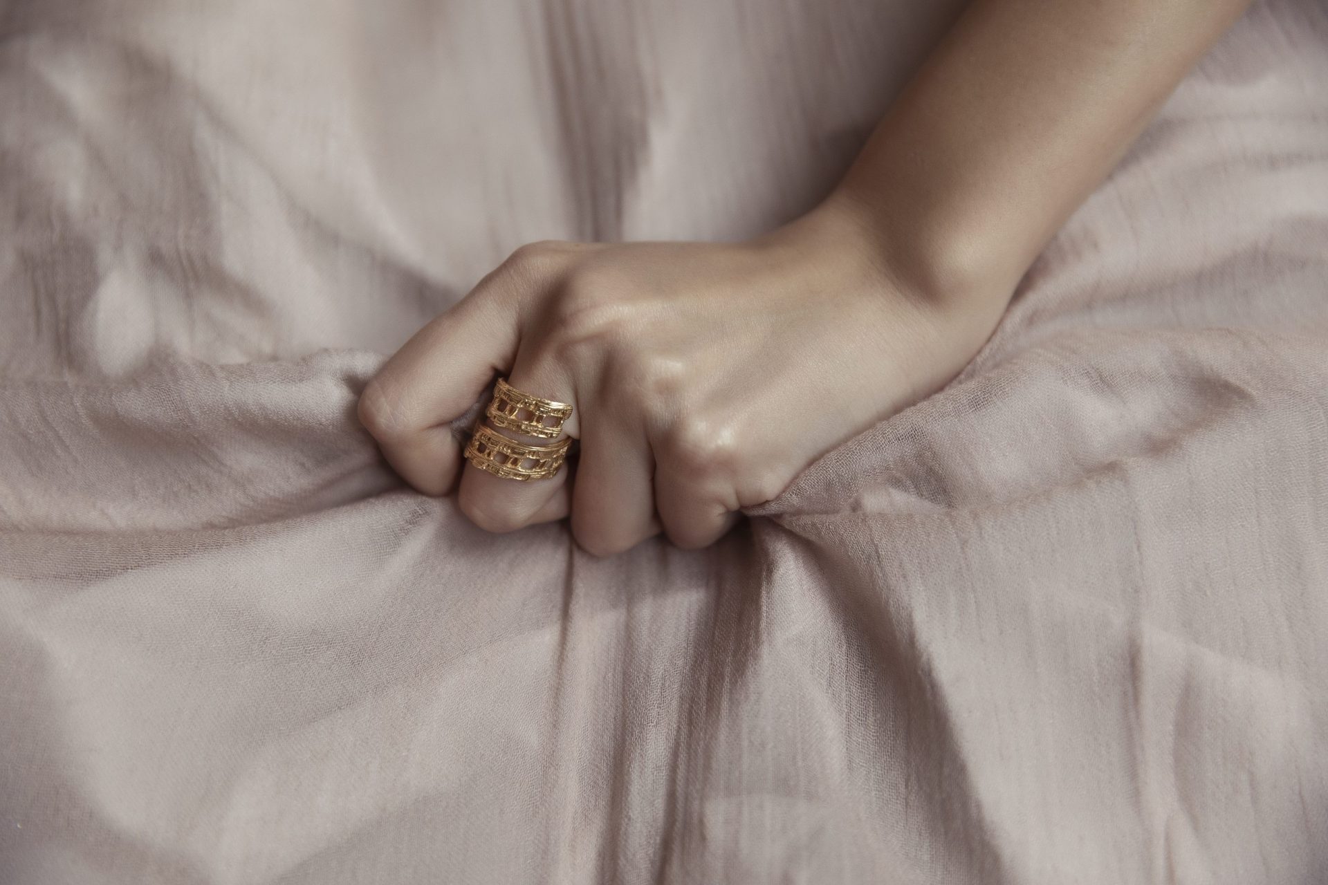 Anello Contrarie Barberini indossato oro